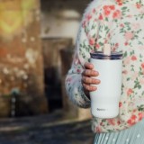TAZA TERMO ACERO INOXIDABLE 720ML CON CAÑITA MIST IVORY QUOKKA